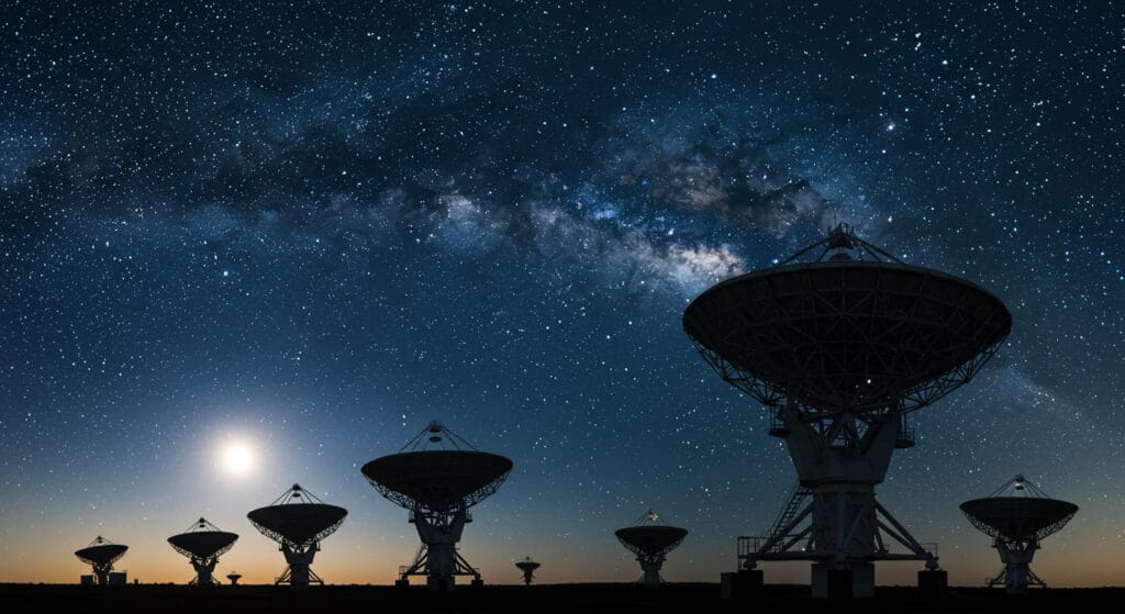 Misterios que la ciencia aún no puede resolver 4 Fotografía nocturna de radiotelescopios bajo un cielo estrellado espectacular: Observatorio astronómico con la Vía Láctea y la luna en el fondo. Imagen de ciencia, exploración espacial y astronomía. Ideal para artículos sobre el universo y tecnología.