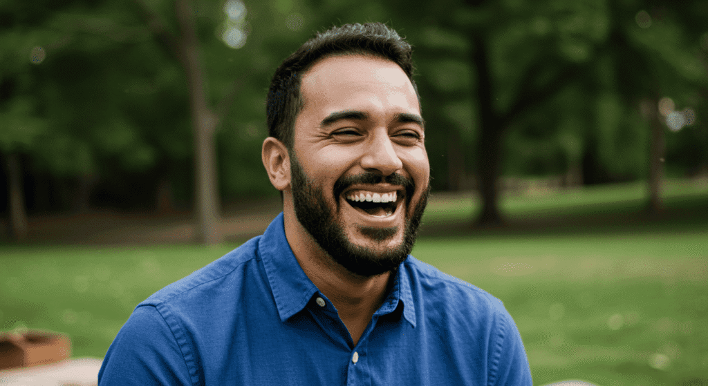 Hombre riendo a carcajadas. Primer plano de boca abierta y dientes blancos. Expresión de alegría y diversión. Accesibilidad web.