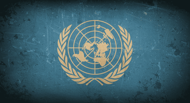 Bandera y emblema de las Naciones Unidas con efecto antiguo. ONU, paz mundial.