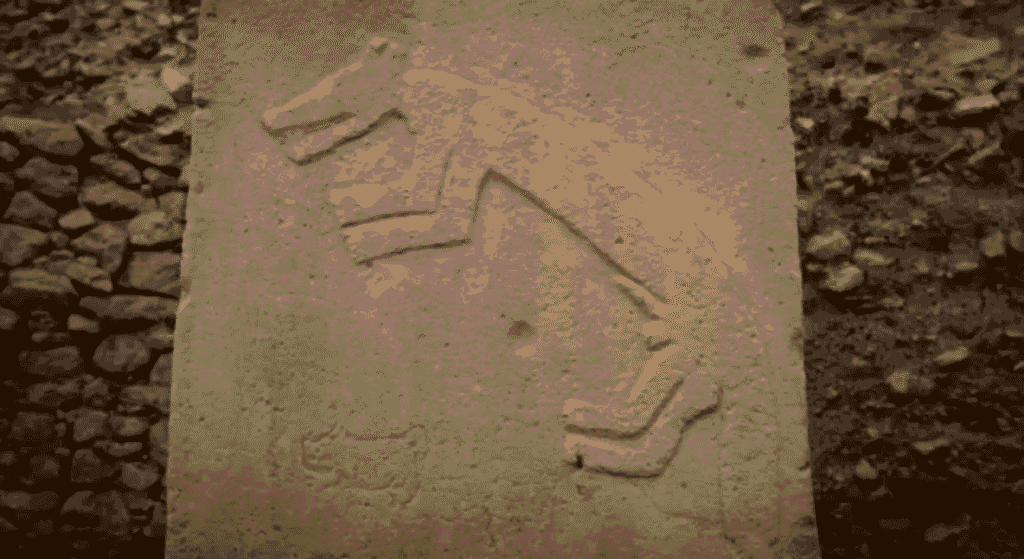 Hallazgos arqueológicos increíbles: secretos del pasado 5 Pilar de piedra con grabado de animal. Escultura antigua con figura de zorro.