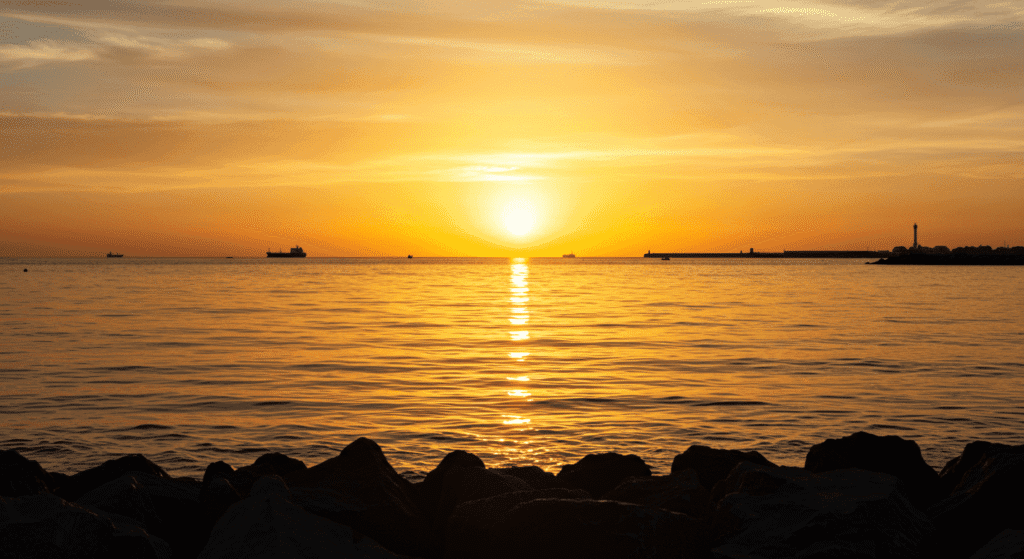 Hermosa puesta de sol sobre el mar, con reflejos dorados y cálidos colores. Imagen ideal para transmitir paz, relajación y belleza natural.

