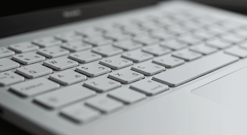 ¿Por qué los teclados no están en orden alfabético? La curiosa historia 5 Teclado MacBook blanco Apple tecnología informatica. Imagen de un teclado blanco de MacBook. Ideal para contenido sobre tecnología, informática y productos Apple.