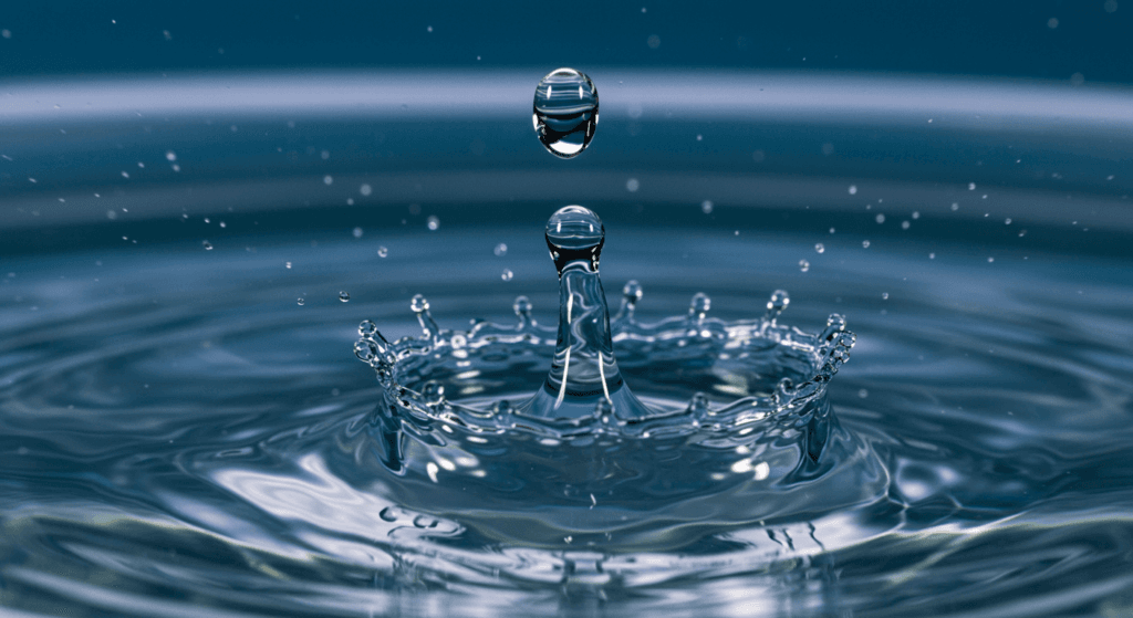 Hoja Artificial: La Innovación que Podría Revolucionar la Energía Limpia 2 Impacto gota de agua: Imagen de una gota de agua a punto de impactar con la superficie, creando olas y reflejos. Accesibilidad web y SEO para ciencia, agua y fotografía macro.