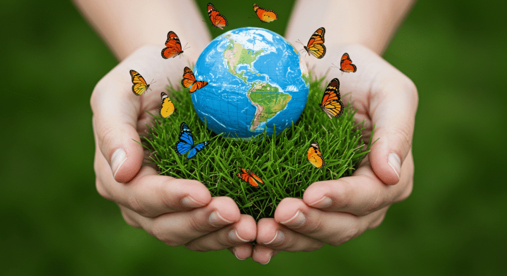 ¿Qué es la acidificación de los océanos y por qué debería preocuparnos? 7 Manos sosteniendo un mundo verde: imagen conceptual sobre el cuidado del planeta, la ecología y la protección de la naturaleza. Tierra, hierba y mariposas simbolizan la vida y la sostenibilidad.