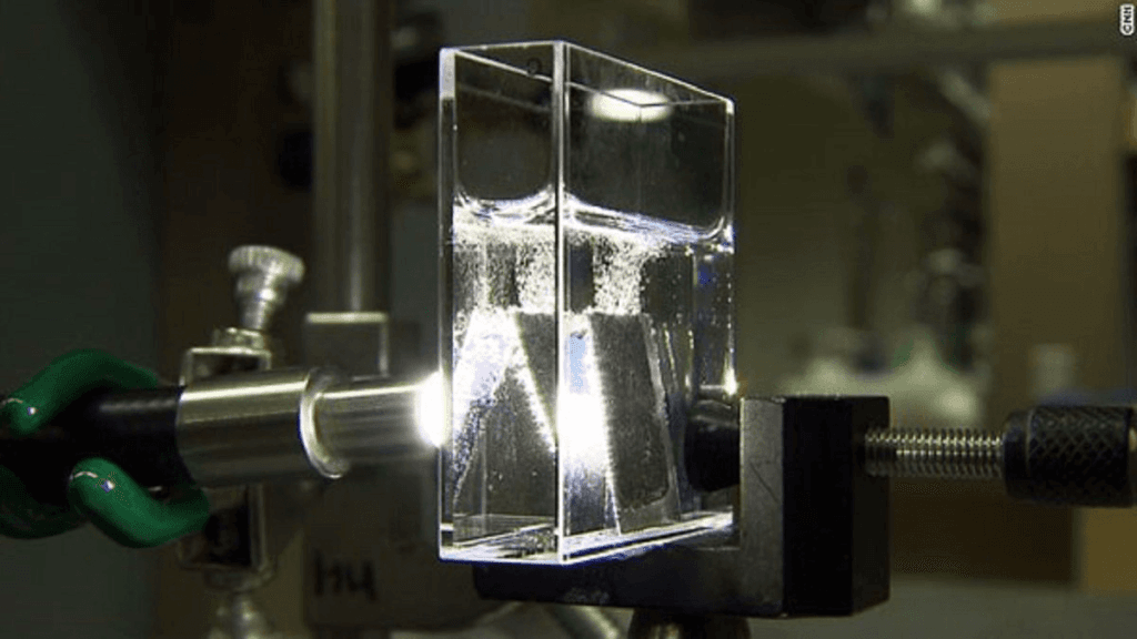 Hoja Artificial: La Innovación que Podría Revolucionar la Energía Limpia 5 Montaje de laboratorio con líquido: Imagen de un recipiente transparente con líquido y luz en un experimento. Accesibilidad web y SEO para ciencia, laboratorio e investigación.