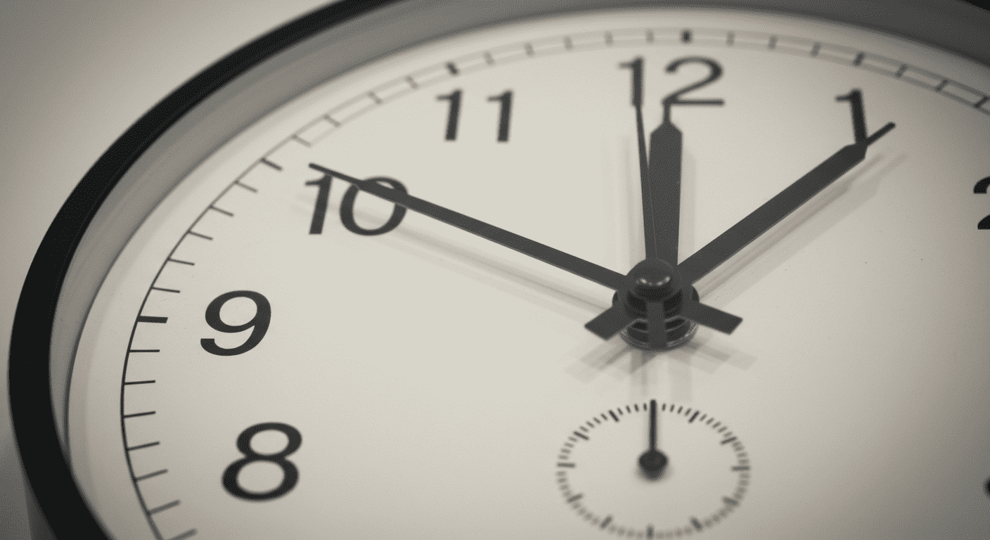 Reloj analógico marcando las diez menos tres. Primer plano de la esfera de un reloj mostrando la hora. Representación del tiempo.