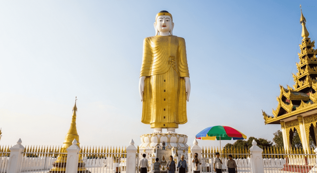 Las estatuas más altas del mundo: monumentos que impresionan 4 Estatua dorada de Buda en las montañas de Myanmar. Escultura religiosa en entorno natural