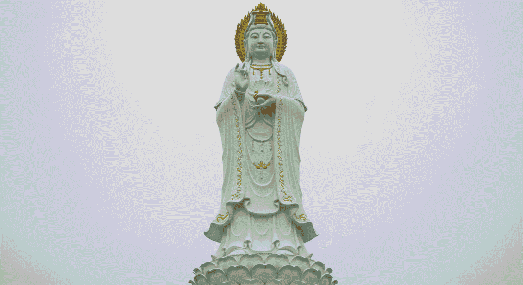 Las estatuas más altas del mundo: monumentos que impresionan 2 Estatua gigante de Guanyin en blanco, símbolo budista de compasión en Sanya, China. Imagen accesible para personas con discapacidad visual. #Guanyin #Buda #Estatua #Sanya #China #TurismoReligioso