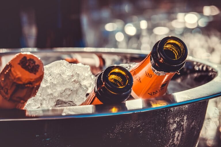 Botellas de champán en cubetera con hielo.