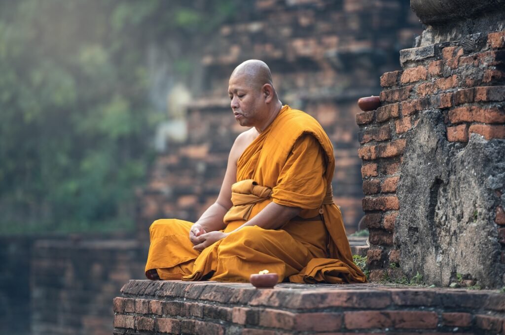 El budismo: una breve aproximación 5 Monje budista meditando en ruinas antiguas.