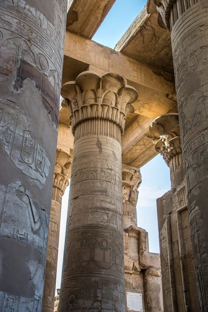 La evolución de la comunicación humana 2 Detalles arquitectónicos de columnas talladas con jeroglíficos, destacando los métodos de registro y comunicación en el antiguo Egipto