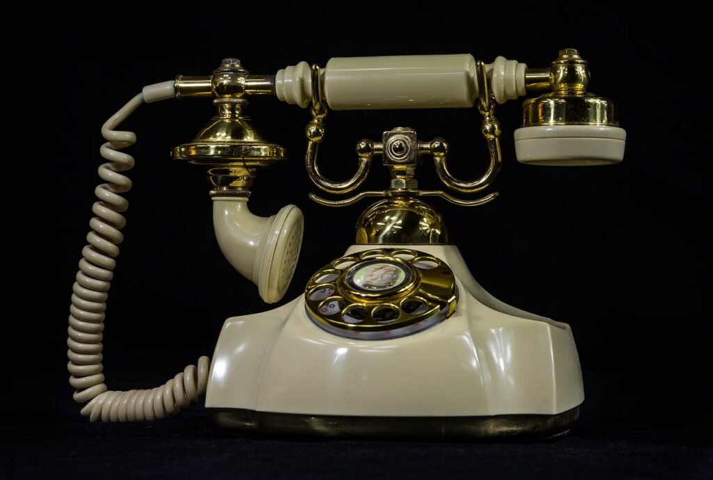 La evolución de la comunicación humana 4 Un teléfono clásico de diseño vintage con acabados en marfil y detalles dorados, que refleja una era pasada de la comunicación