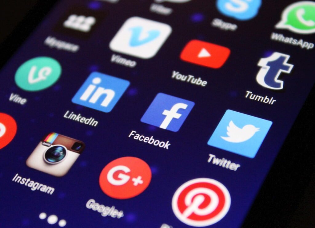 La evolución de la comunicación humana 5 Una pantalla de un teléfono inteligente que muestra íconos de varias aplicaciones populares de redes sociales y comunicación, simbolizando la era digital