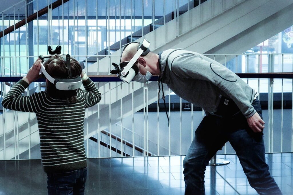La evolución de la comunicación humana 6 Una interacción entre un adulto y un niño, ambos usando visores de realidad virtual, representando las nuevas tecnologías en la comunicación