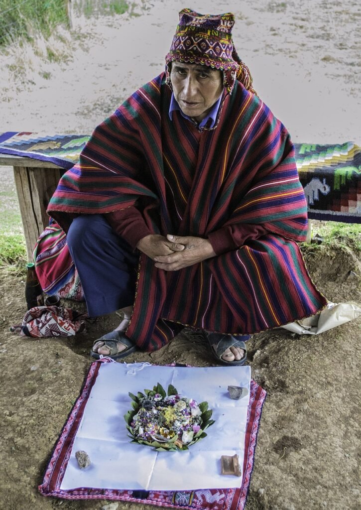 El poder de las plantas medicinales en la historia 3 Curandero andino vestido con atuendo tradicional, preparando una ofrenda ceremonial con hojas, flores y piedras en un entorno natural.