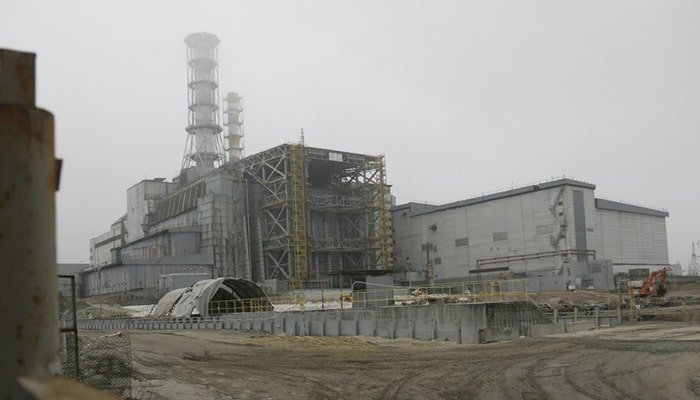 Chernóbil: La Tragedia Nuclear Que Marcó al Mundo 1 La central nuclear de Chernóbil, en una imagen que muestra su estado actual y los trabajos de desmantelamiento, reflejando el impacto del desastre nuclear y la persistencia de sus consecuencias.