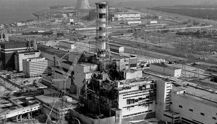 Chernóbil: La Tragedia Nuclear Que Marcó al Mundo 2 Fotografía aérea en blanco y negro que muestra la devastación en la central nuclear de Chernóbil tras el accidente, destacando el reactor destruido y la magnitud del desastre nuclear.