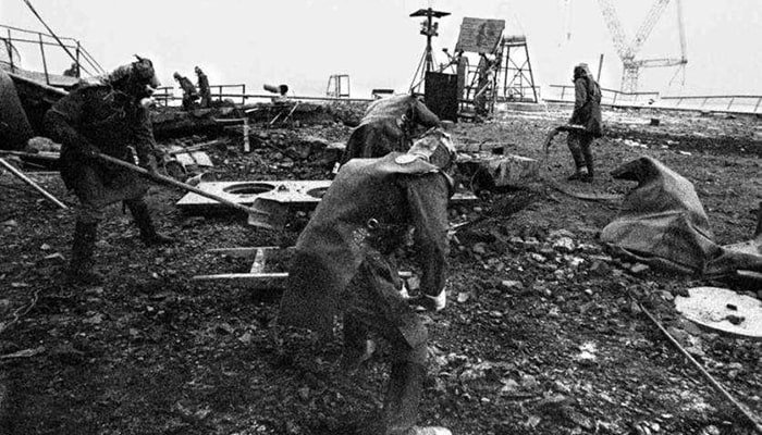 Chernóbil: La Tragedia Nuclear Que Marcó al Mundo 4 Trabajadores en blanco y negro limpian escombros y restos radiactivos en Chernóbil, arriesgando sus vidas para mitigar los efectos del desastre nuclear.