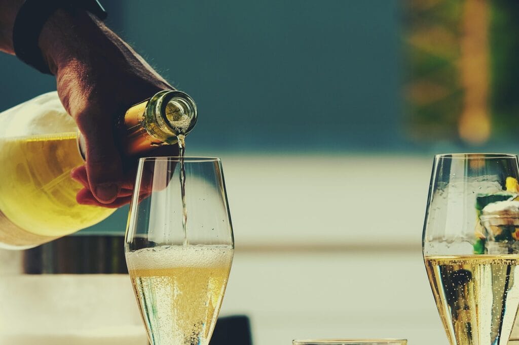 ¿Por Qué el Alcohol Nos Hace Perder la Memoria? 2 Sirviendo champán en copa.