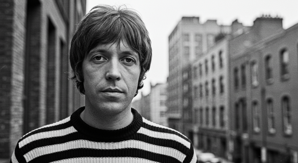 El Club de los 27: Las estrellas que dejaron huella antes de tiempo 3 "Retrato en blanco y negro de Brian Jones, miembro fundador de The Rolling Stones, con jersey de rayas. Ícono musical de los 60. Fotografía histórica."