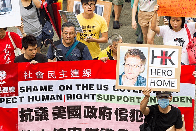 El caso Edward Snowden 6 Manifestación en apoyo a Edward Snowden en Hong Kong. Grupo de personas con pancartas pro-Snowden en inglés y chino. Defensores de los derechos humanos y la transparencia. Protesta contra el gobierno de Estados Unidos