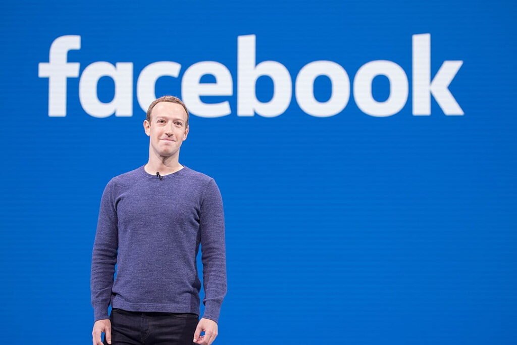 Como nació: Facebook, el rey de las redes sociales 2 Mark Zuckerberg, fundador de Facebook, posa frente al logo de la compañía