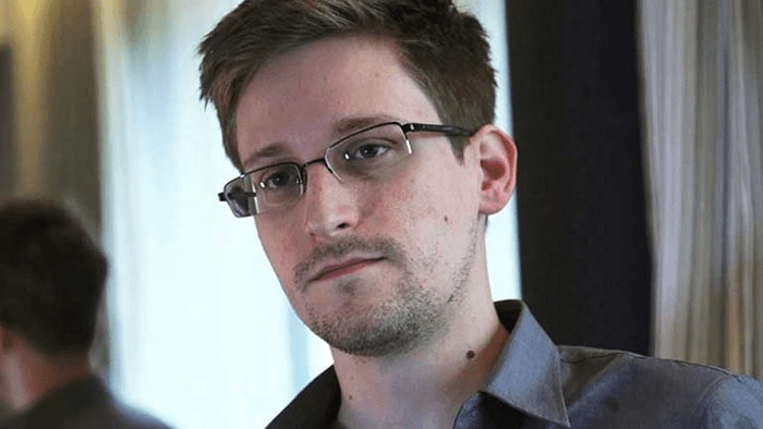 El caso Edward Snowden 1 Retrato de Edward Snowden con gafas. Imagen de medio cuerpo de Edward Snowden mirando a la izquierda. Activista por la privacidad y la seguridad informática