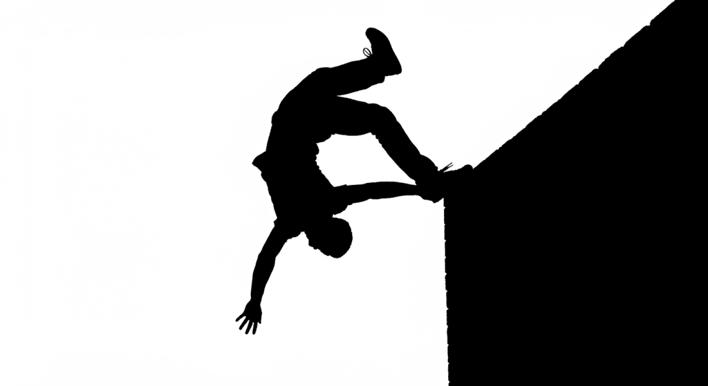 Parkour: El arte del desplazamiento 4 Silueta haciendo acrobacia con muro. Imagen en blanco y negro de persona saltando en muro para promocionar parkour.