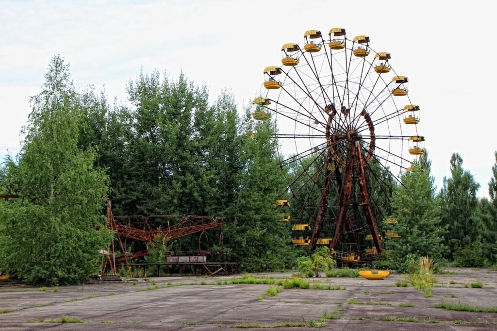 Chernóbil: La Tragedia Nuclear Que Marcó al Mundo 6 El icónico parque de atracciones abandonado de Pripyat, Ucrania, con su noria oxidada como símbolo de la tragedia de Chernóbil y el turismo postapocalíptico.