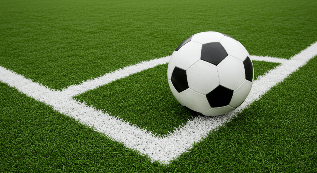 ¿6x1?: ¿Cómo sería un mundo sin religiones? 4 Balón de fútbol en campo de césped verde cerca de línea de esquina. Imagen deportiva de fútbol con pasto y marcas blancas. Equipo y escenario de partido de fútbol. Cancha y pelota de fútbol.
