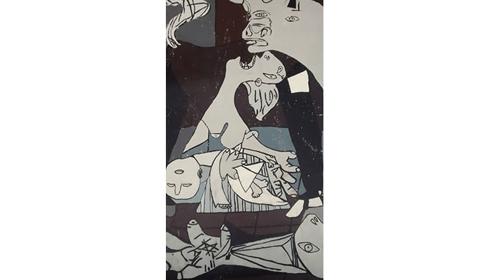 El significado oculto en dos grandes obras: "Alegoría del triunfo de Venus" y "Guernica" 5 "Pintura vertical cubista con figuras abstractas en blanco, negro y gris. Representación de rostros distorsionados y una escena caótica que evoca la angustia y el surrealismo. Obra de arte moderna con estilo vanguardista."