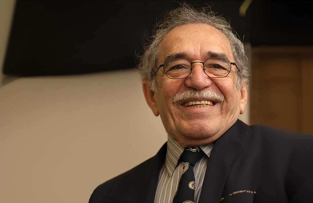 Retrato de Gabriel García Márquez sonriendo, autor de "Cien años de soledad". Imagen para literatura latinoamericana y Premio Nobel. Accesibilidad web.