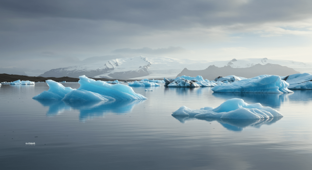 ¿Qué pasará si nos quedamos sin agua potable? Un escenario alarmante 3 Icebergs flotando en lago glacial con reflejos y cielo nublado. Paisaje gélido de Islandia con agua tranquila y montañas nevadas. Escena de la naturaleza en invierno. Turismo en glaciares y lagos helados.
