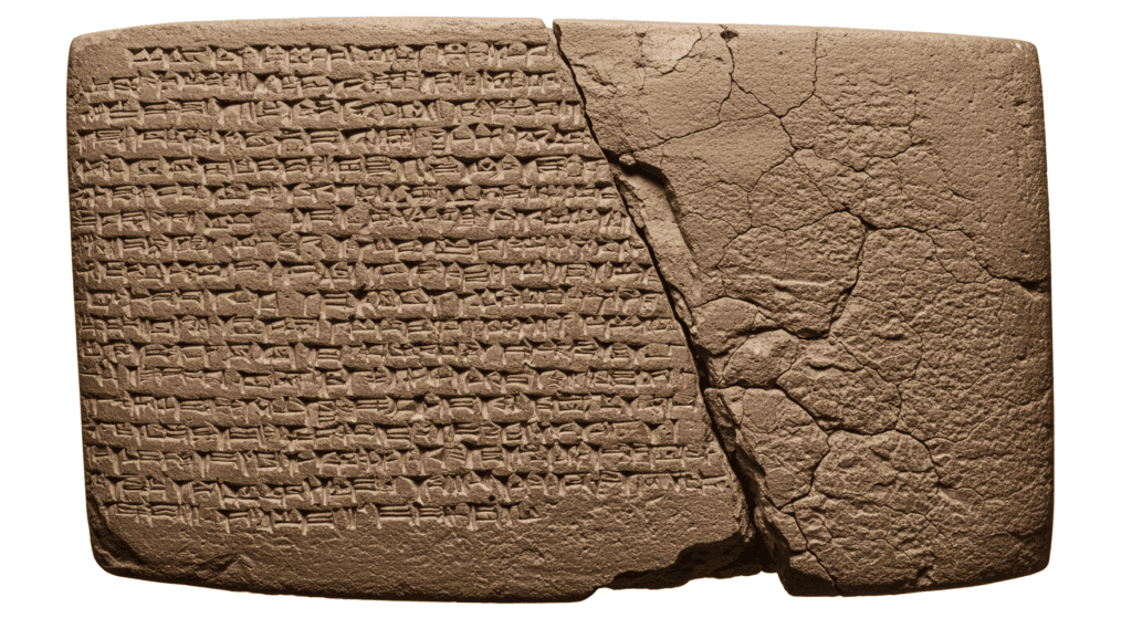 La partitura más antigua de la historia: el origen escrito de la música 4 "Fragmento de tablilla cuneiforme antigua. Documento histórico con escritura dañada. Artefacto arqueológico de Mesopotamia."