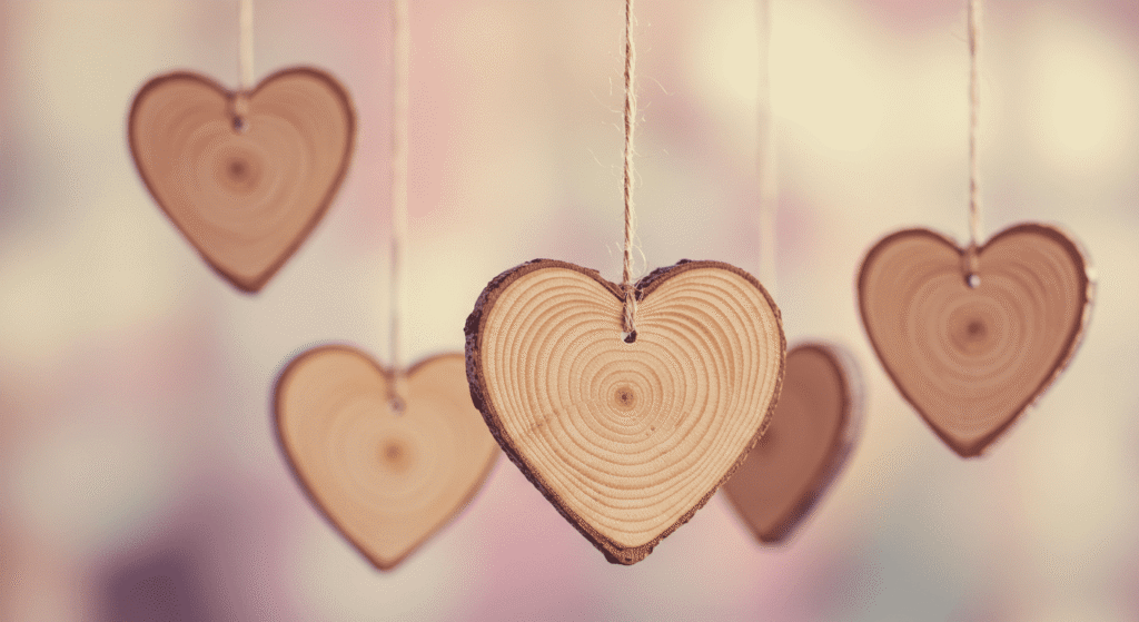 ¿Cuál es el Verdadero Origen del Día de San Valentín? 5 "Adornos de corazones de madera colgando. Decoración rústica con textura natural. Ideal para San Valentín, amor y manualidades.