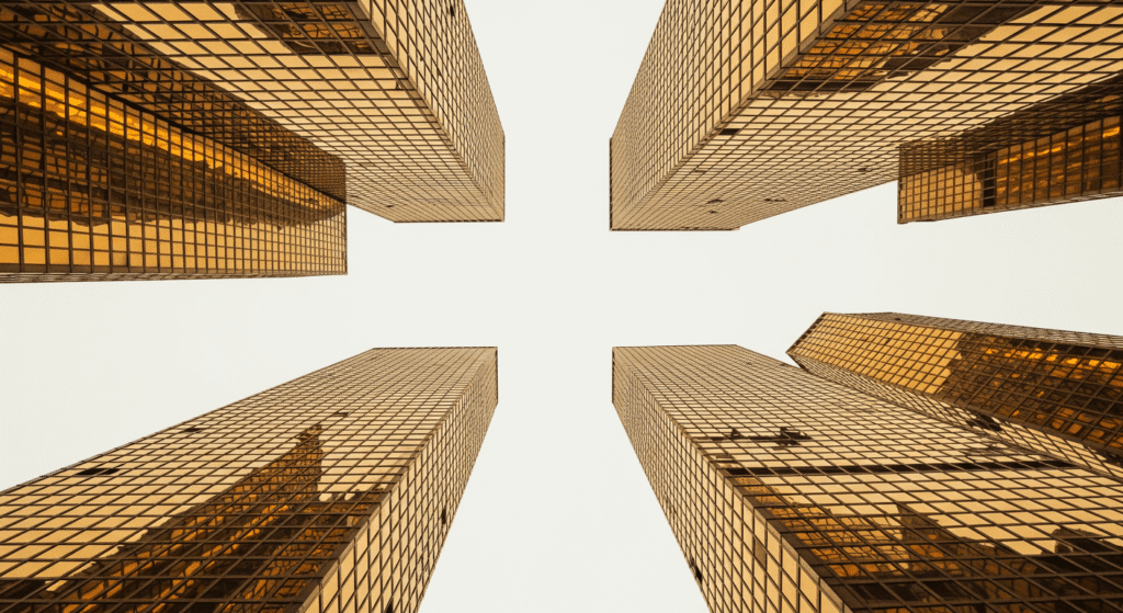 Mitos que la ciencia comprobó: ¡No eran tan falsos como creías! 2 Edificios acristalados perspectiva. Fotografía arquitectónica de rascacielos con reflejos dorados. Vista desde abajo de arquitectura moderna.