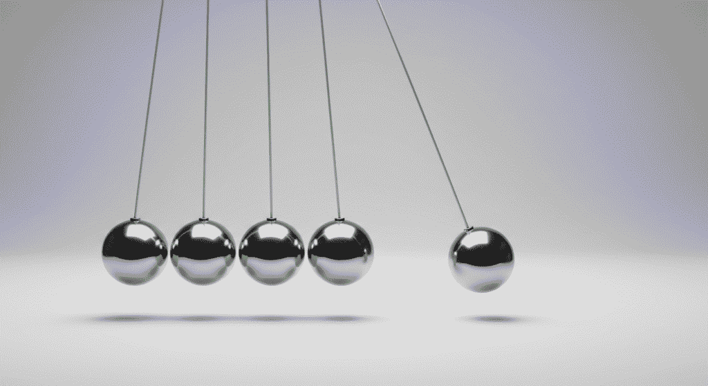 ¿Quién Fue Isaac Newton y Cuáles Fueron sus Grandes Aportes? 2 "Péndulo de Newton: Ilustración digital de un péndulo de Newton con cinco esferas metálicas brillantes. Demostración visual de las leyes de la física y la conservación del momento. Accesible para personas con discapacidad visual."