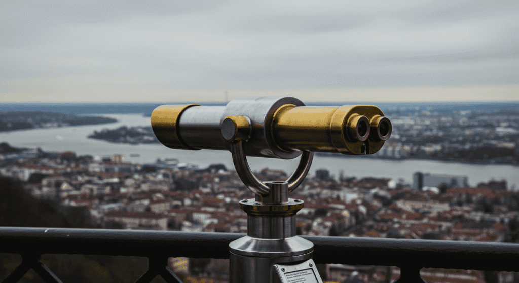 ¿Quién Fue Galileo Galilei y Por Qué Revolucionó la Ciencia? 6 Telescopio turístico con vista panorámica de París. Mirador con catalejo y paisaje urbano