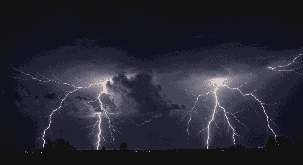 ¿Cómo se genera la electricidad que usamos a diario? Explicado fácil y claro 1 Tormenta eléctrica con relámpagos. Rayos iluminando el cielo nocturno. Fenómenos meteorológicos.