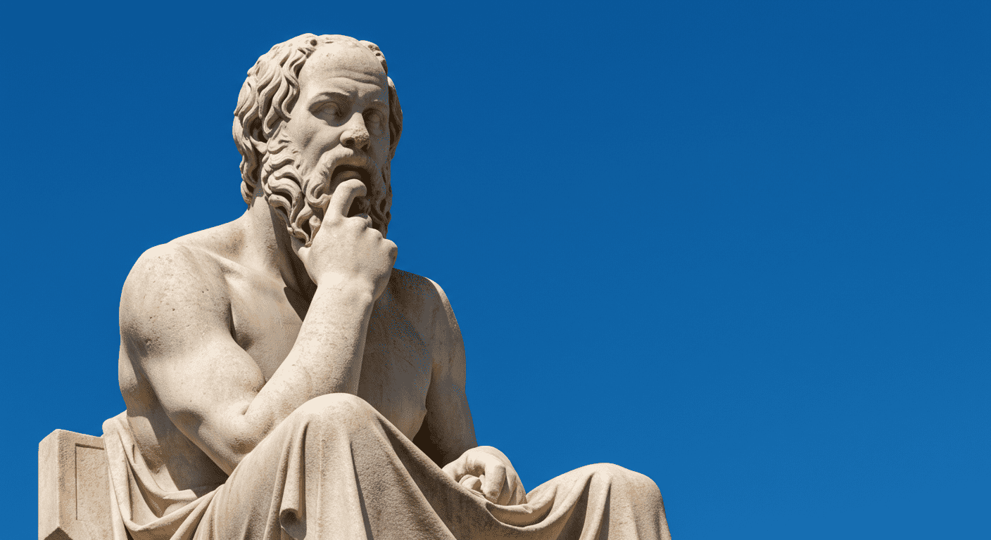 ¿Quién fue Sócrates y por qué sigue siendo clave en la filosofía actual? 3 Estatua de mármol de Sócrates, filósofo de la Antigua Grecia, con cielo azul de fondo. Imagen que representa el pensamiento y la sabiduría clásica. Perfecta para ilustrar artículos sobre filosofía e historia griega.