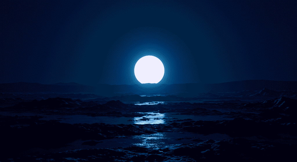 La Luna: Ciencia y curiosidades del satélite que nos hipnotiza 2 Paisaje nocturno azul con luna brillante en el horizonte y rocas oscuras en primer plano. Escena de noche, fantasía y naturaleza.