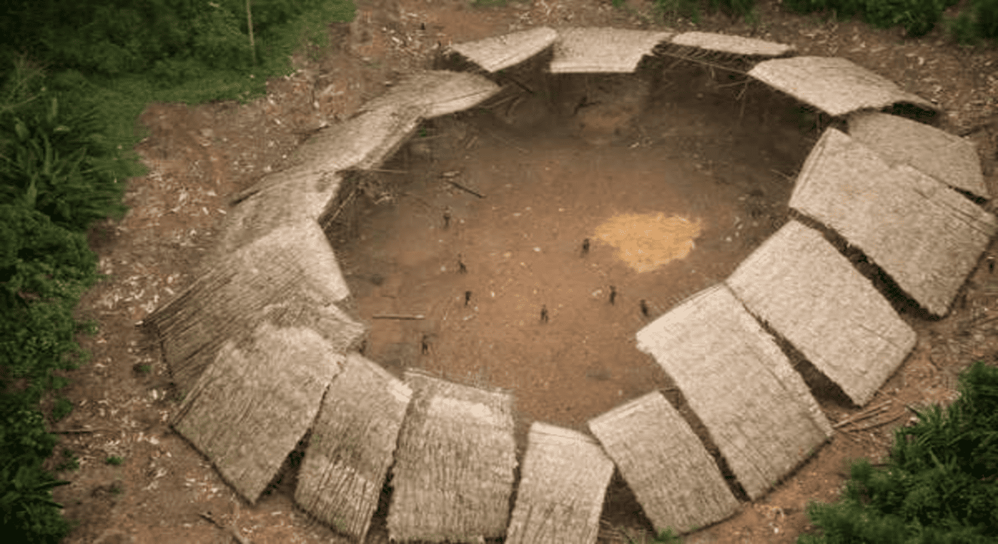Los ritos funerarios más extraños del mundo: costumbres que sorprenden 6 Vista aérea de aldea tribal con estructura circular de paja en la selva amazónica. Cultura indígena en Sudamérica, ideal para temas de viajes, antropología y medio ambiente. Accesible para personas con discapacidad visual.