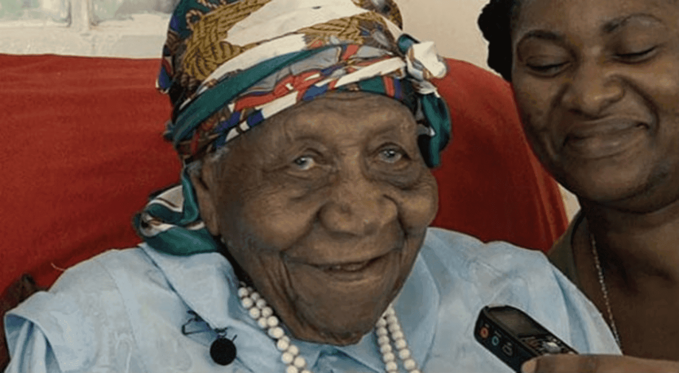 6 Récords Guinness increíbles que te dejarán con la boca abierta 6 Retrato de una anciana sonriente con pañuelo en la cabeza, entrevistada por una joven. Imagen de la persona más longeva del mundo. Celebración de la longevidad.