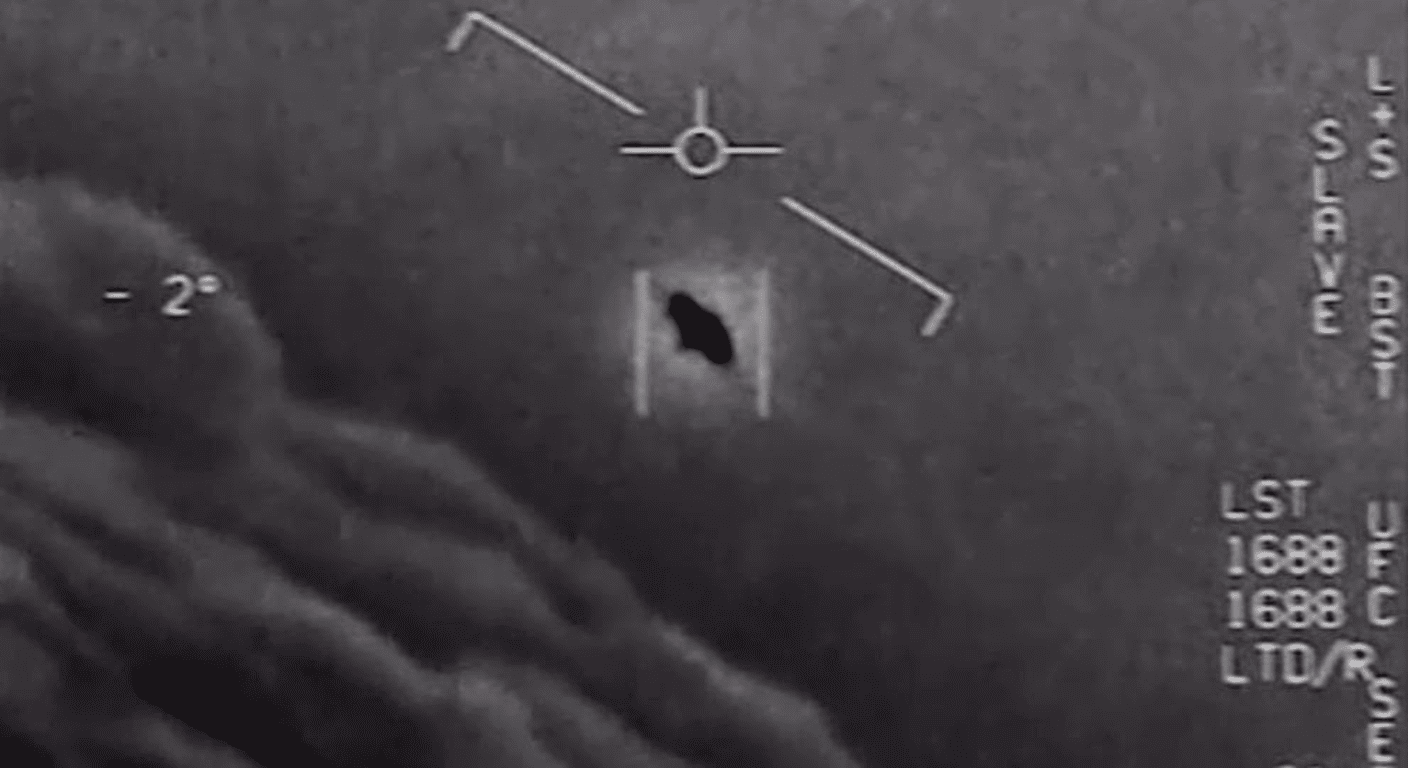 Imagen militar de objetivo desconocido. Pantalla de sistema de rastreo con objeto y datos técnicos.