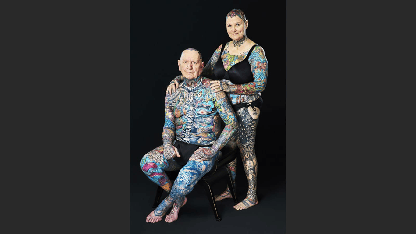 6 Récords Guinness increíbles que te dejarán con la boca abierta 5 Pareja de ancianos con cuerpos completamente tatuados. El matrimonio más tatuado del mundo. Arte corporal extremo.