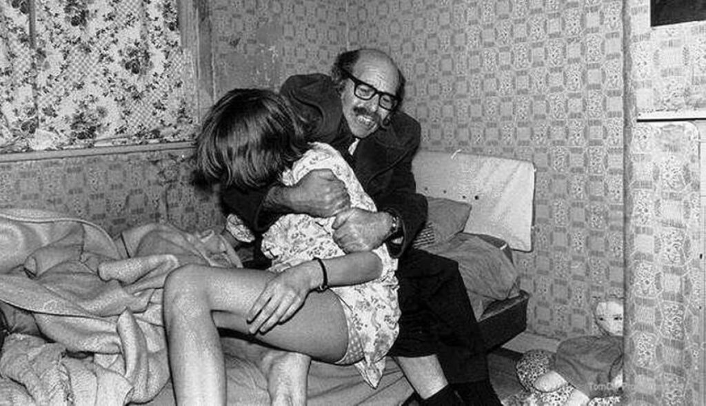 Maurice Grosse, miembro de la Sociedad de Investigación Psíquica, quien apoyó a la familia. Aquí se le ve consolando a una Janet perturbada.