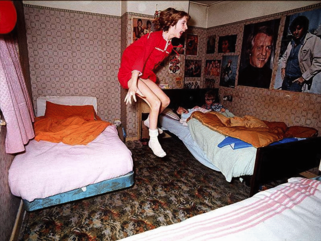 En esta popular fotografía, tomada por quienes estaban en la casa en ese momento, se ve a Janet arrojada de la cama por una fuerza sobrenatural.