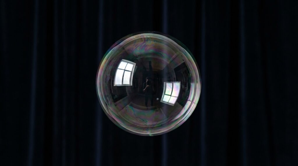 Burbujas de jabón: ¿Por qué siempre son esferas perfectas? 4 Burbuja de jabón esférica perfecta sobre fondo oscuro