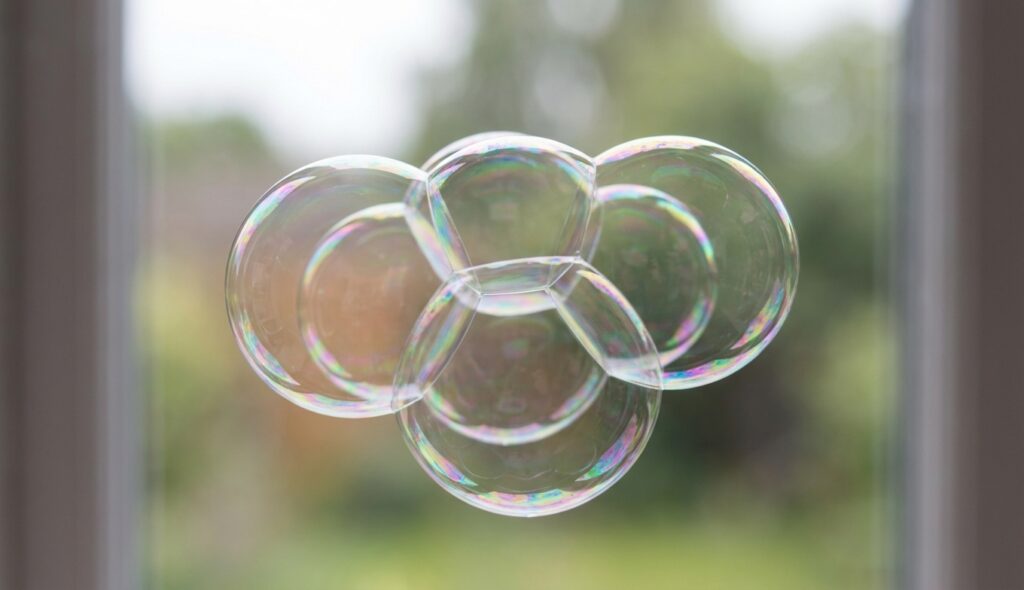 Burbujas de jabón: ¿Por qué siempre son esferas perfectas? 6 Conjunto de burbujas de jabón unidas mostrando geometría