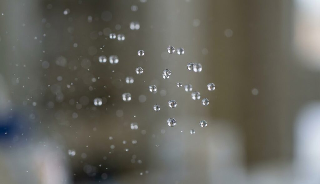 Representación microscópica de gotas de agua suspendidas en el aire